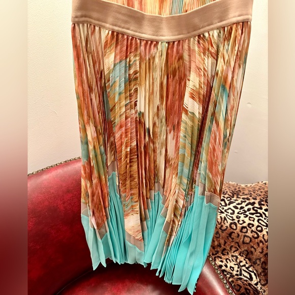 BCBGMAXAZRIA Watercolor Pleated Midi Dress, Size 2 - Picture 8 of 8